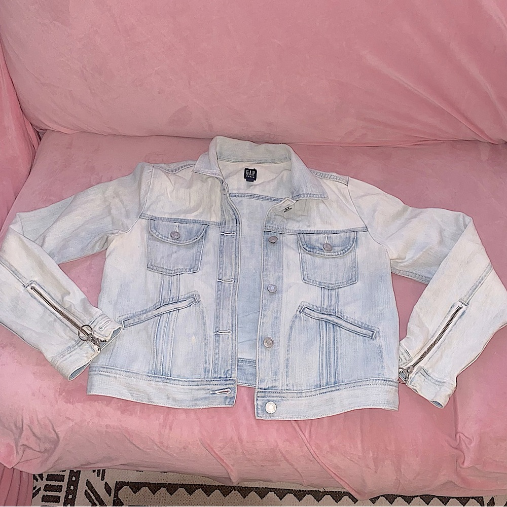 GAP Women's Light Wash Blue Denim Jacket Small Jean Zipper Sleeves Button Up